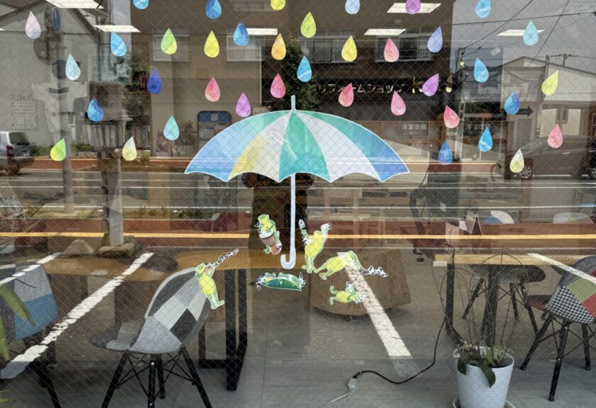 店舗に梅雨飾りつけをしました☔