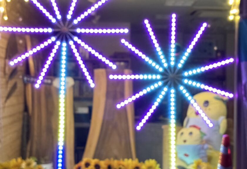 店舗に花火の飾りつけをしました🎆