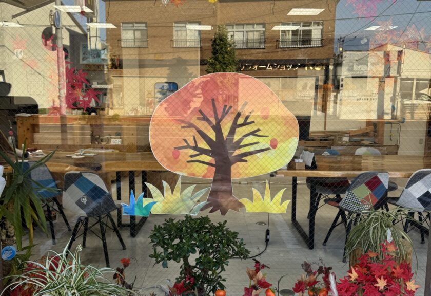 店舗に紅葉の飾りつけをしました！